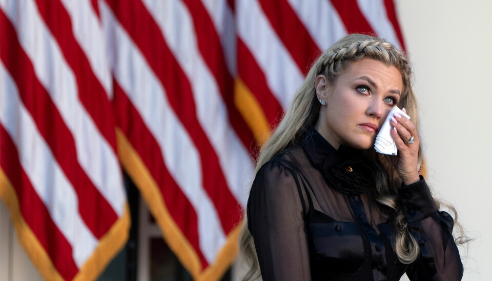 Erika Kirk, debattören Charlie Kirks änka, förlät sin makes mördare i direktsänd tv. Erika Kirk, Charlie Kirks änka, torkar tårar framför en amerikansk flagga.