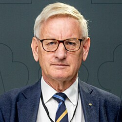 Bildt och Löfven toppnamn i församling