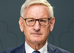 Bildt och Löfven toppnamn i församling