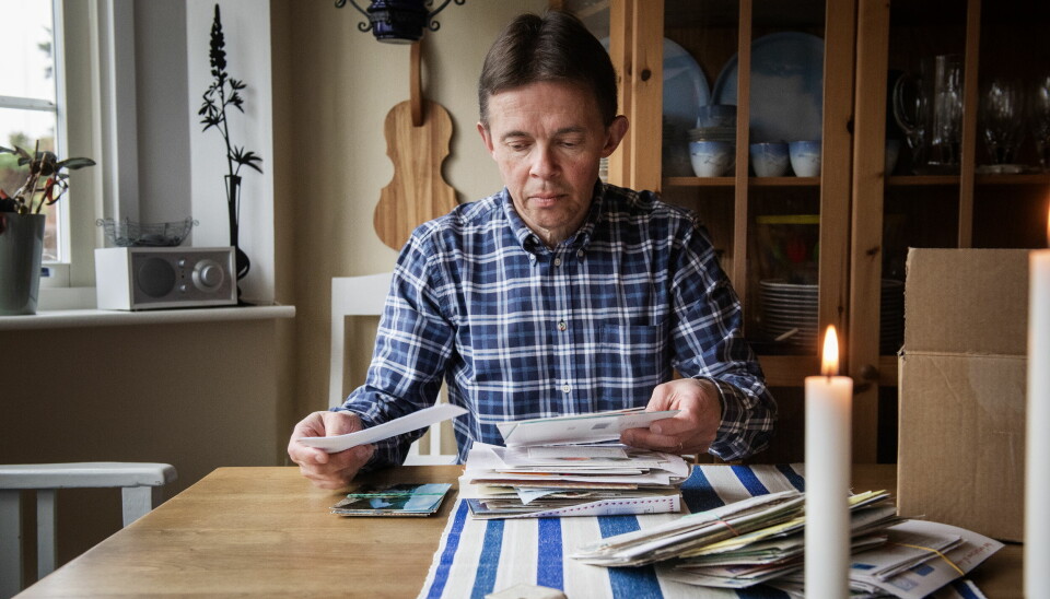 Arbetet med att sammanställa sina föräldrars historia har tagit lång tid för Mats Thiger men har samtidigt varit ett sätt att bearbeta sorgen. Mats Thiger bläddrar bland pappans efterlämnade anteckningar, brev och diókument.