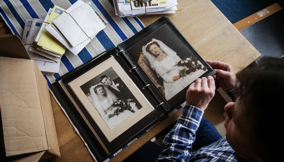 Brev, foton, anteckningar och dokument har bidragit till en större förståelse för hur föräldrarnas liv blev. Mats Thiger bläddrar i fotoalbum