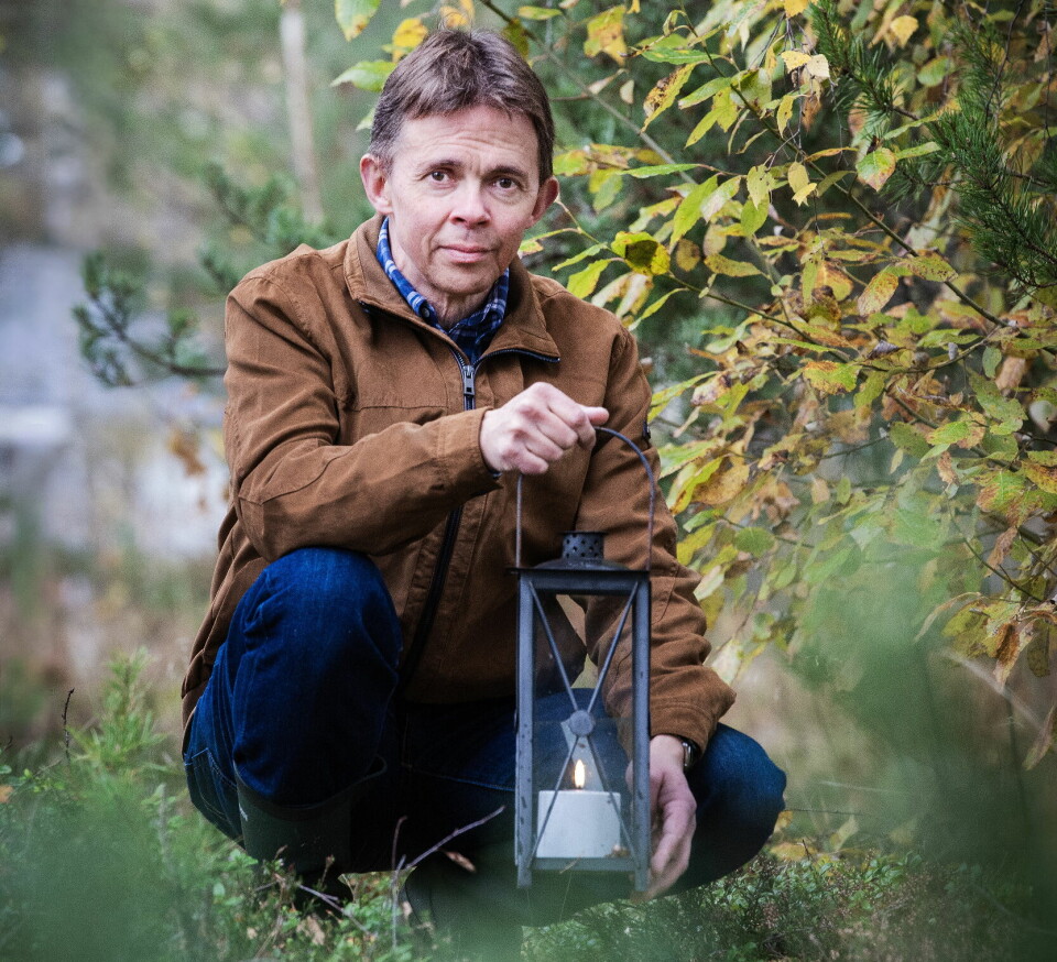 Fakta: Mats Thiger Mats Thiger står på knä med en tänd lykta i handen.