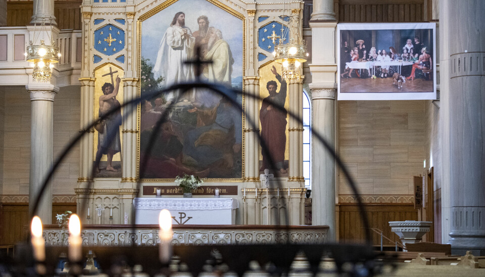 Åsikterna om tavlan Paradisets öde går isär. Den passar inte i kyrkorummet, menar debattören.