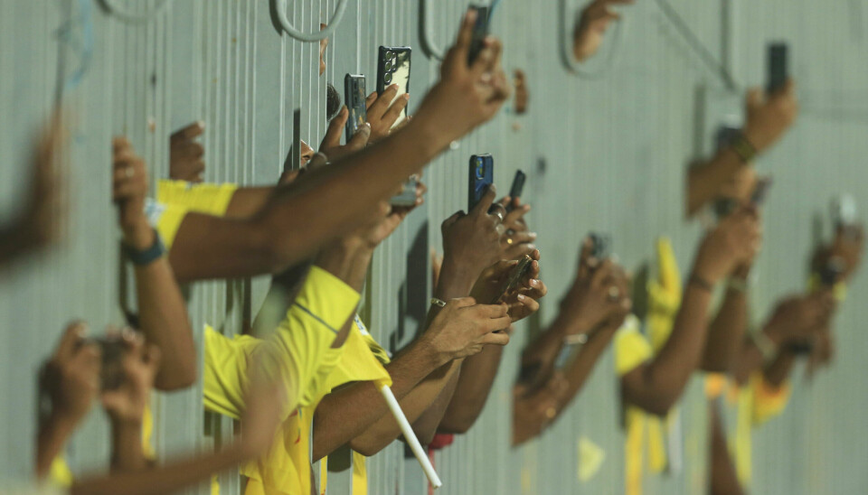 Mobilen, mobilen, mobilen... Bara det att motstå frestelsen tröttar ut hjärnan.