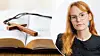 Träkors på uppslagen Bibel bredvid en bild på ledarskribenten Fanny Willman.